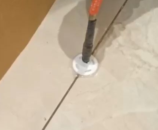 丰泽瓷砖空鼓维修公司专业解答瓷砖在铺贴过程中，如果没有涂抹均匀到位的粘结材料（如水泥砂浆或瓷砖胶），可能会导致以下问题